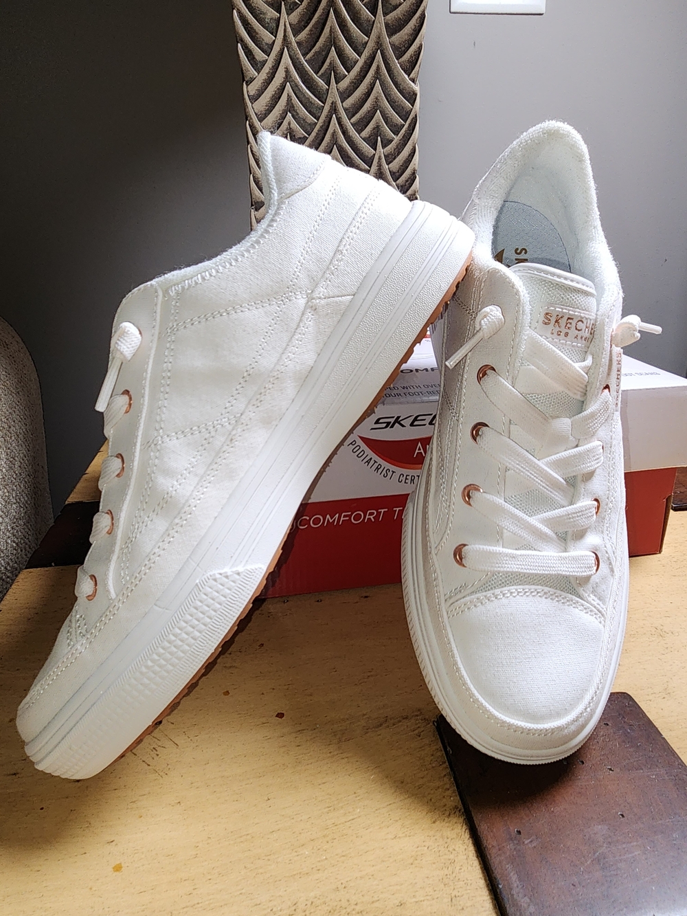 Skechers Arch Fit Arcade Meet Ya There Women’s 8.5 White Sneakers Worn Once